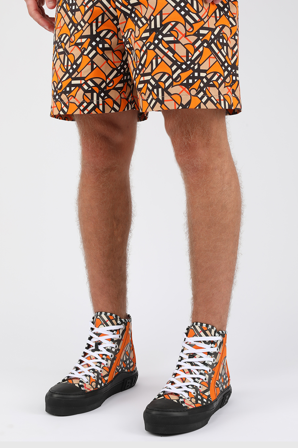 תמונת כל הלוק של סניקרס ברכיסה גבוהה עם פרינט מונוגרמי